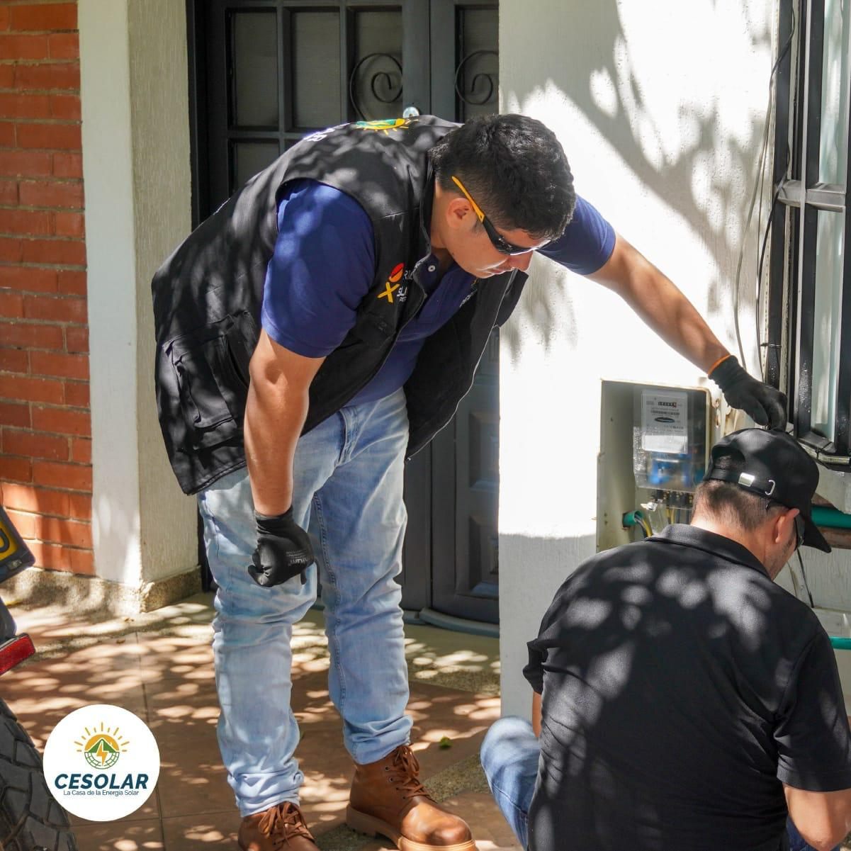 Técnico revisando conexiones